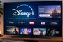 Interfaz de la aplicación Disney+ en un televisor con acceso a contenidos de Pixar, Marvel y Star Wars.