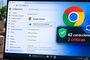 Pantalla de un ordenador portátil mostrando el menú de configuración de Google Chrome con un aviso de actualización de seguridad.