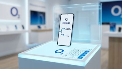 Teléfono móvil sobre un expositor digital de O2 en una tienda física de la operadora.