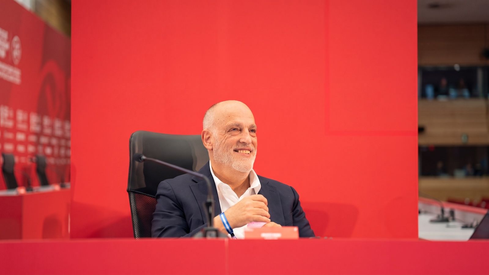 Javier Tebas, sobre un fondo rojo
