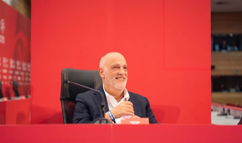 Javier Tebas, sobre un fondo rojo