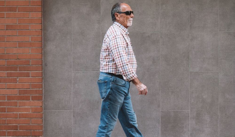 Un jubilado caminando