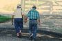 Dos jubilados caminando de la mano