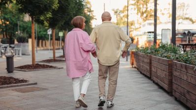Dos jubilados paseando