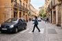 Calle con peatón cruzando