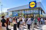 Gente haciendo cola para entrar en Lidl