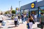 Gente acercándose a una tienda de Lidl