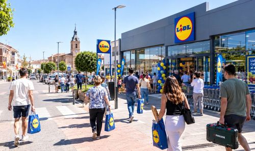 Gente acercándose a una tienda de Lidl