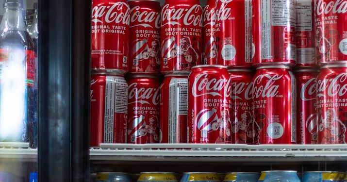 Una nevera con bebidas de Coca-Cola