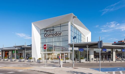 Fachada exterior del centro comercial Parque Corredor en Torrejón de Ardoz, Madrid.