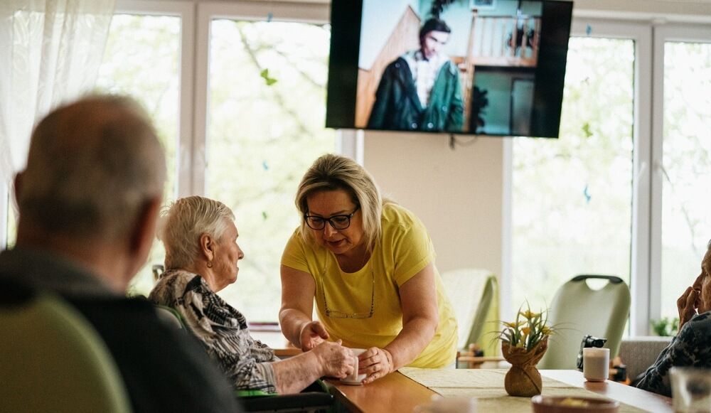Personas mayores viendo la tele