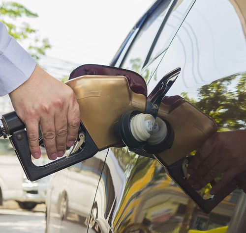 Hombre echando gasolina en España