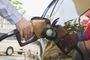 Hombre echando gasolina en España