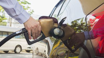 Hombre echando gasolina en España