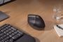 Ratón inalámbrico ergonómico vertical Logitech Lift en color grafito, mostrando su inclinación de 57°, reposapulgar y botones laterales