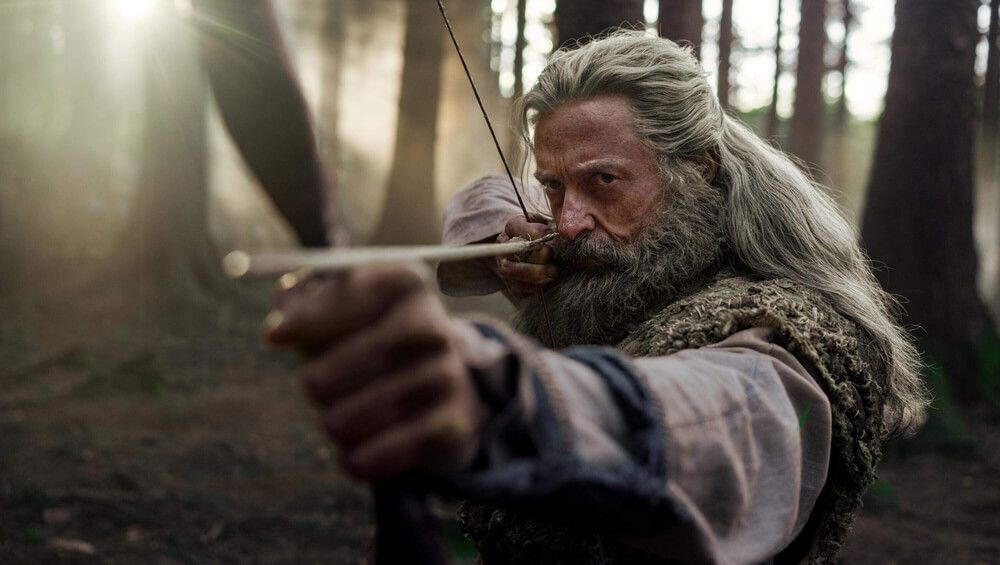 Robin Hood disparando una flecha en la película La muerte de Robin Hood
