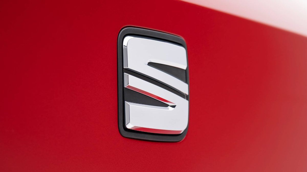 Logo de Seat en un coche rojo