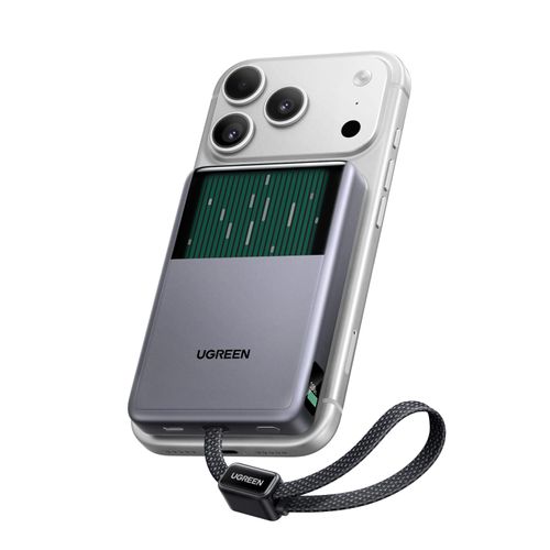 Batería externa magnética Ugreen acoplada a la parte trasera de un smartphone blanco con tres cámaras.