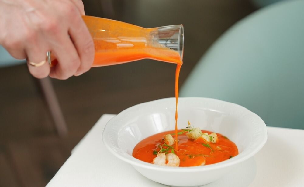 Sirviendo gazpacho