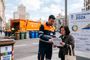 Persona informándose sobre la tasa de basuras en la Comunidad de Madrid