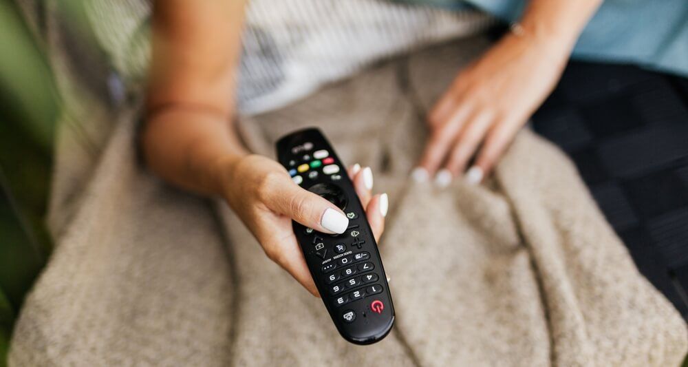 Usando el mando de la televisión