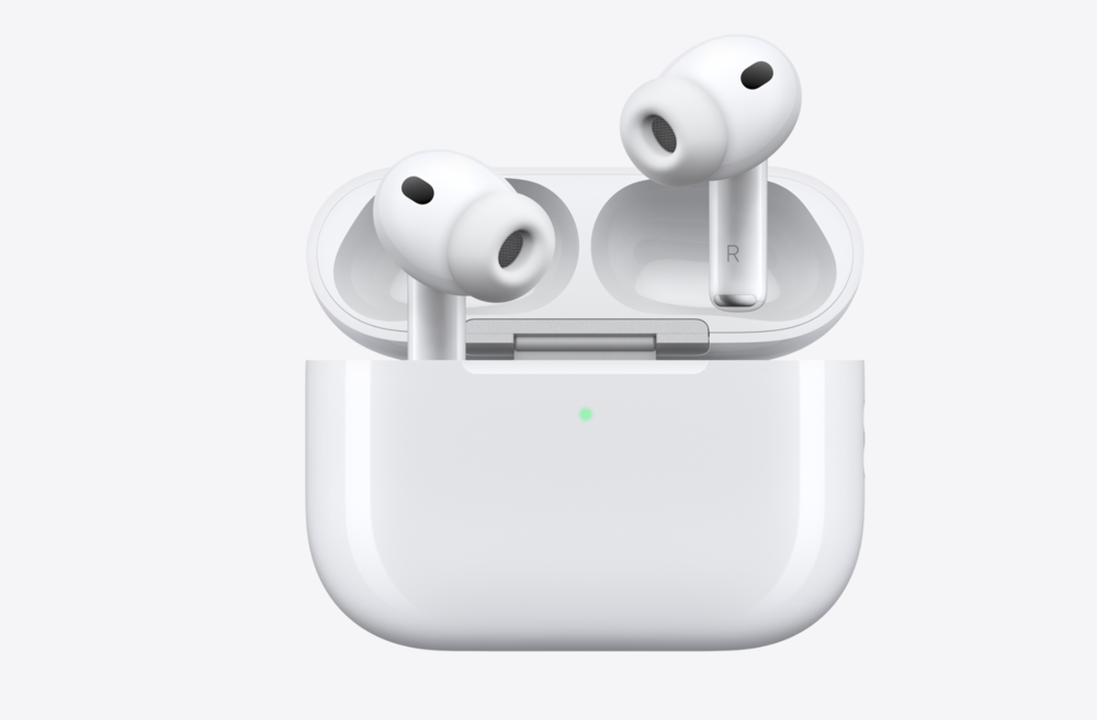 Auriculares AirPods Pro 3 en color blanco con su estuche de carga abierto sobre fondo claro.