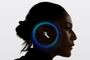 Perfil de una mujer con AirPods Pro 3 y una onda de sonido circular azul rodeando su oreja.