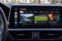 Interfaz de YouTube abierta en la pantalla central del salpicadero de un coche a través de Android Auto.
