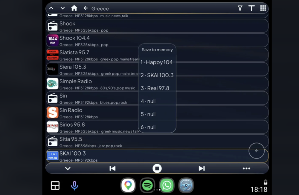 Interfaz de Android Auto mostrando una lista de emisoras de radio y un menú desplegable para guardar estaciones en memoria.