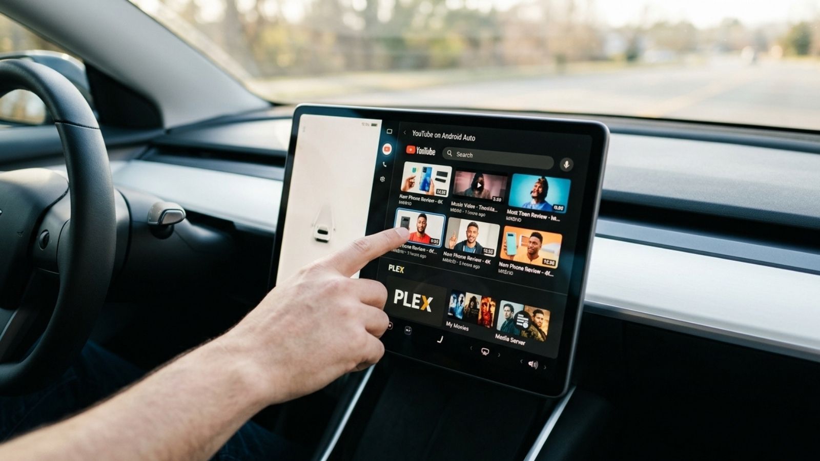 Una persona toca la pantalla central de un coche que muestra la interfaz de YouTube en Android Auto.