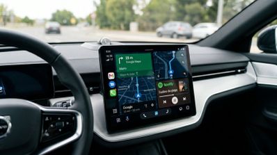 Interfaz de Android Auto en la pantalla central de un vehículo mostrando Google Maps y Spotify.