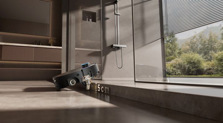 Robot aspirador superando un escalón de 5 centímetros en el interior de una vivienda.