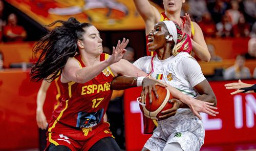 Jugadora de la selección española de baloncesto femenino defendiendo a una rival que protege el balón en pista.