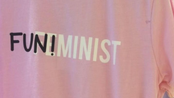 Primer plano de una camiseta rosa con el mensaje tipográfico Fun!minist.
