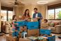 Familia rodeada de cajas de Amazon Prime en el salón de casa