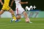 Dos futbolistas disputando un balón en un partido de Primera Federación con el logotipo de Movistar Plus+ sobreimpreso.