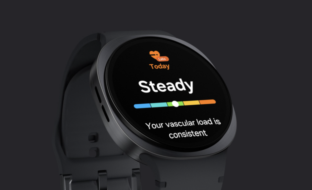 Primer plano de la pantalla circular del Galaxy Watch8 mostrando datos de salud sobre carga vascular.