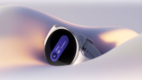 Reloj inteligente Samsung Galaxy Watch8 sobre una superficie ondulada mostrando una puntuación de sueño de 92.