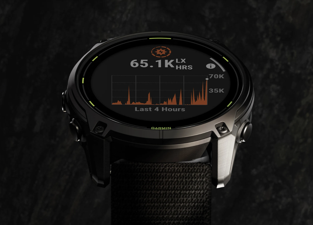 Reloj deportivo Garmin Enduro 4 con pantalla de intensidad solar y gráfica de lux-horas.