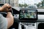 Interfaz de navegación de Google Maps en la pantalla central de un vehículo con Android Auto.