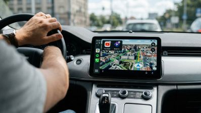 Interfaz de navegación de Google Maps en la pantalla central de un vehículo con Android Auto.