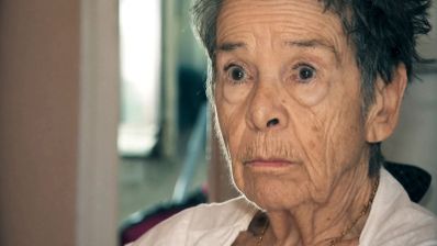 Primer plano de Maricarmen con expresión atenta y seria.