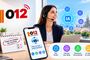 Infografía del servicio 012 de Cataluña con una teleoperadora, un chatbot en un móvil y símbolos de inteligencia artificial sobre un fondo de Barcelona.