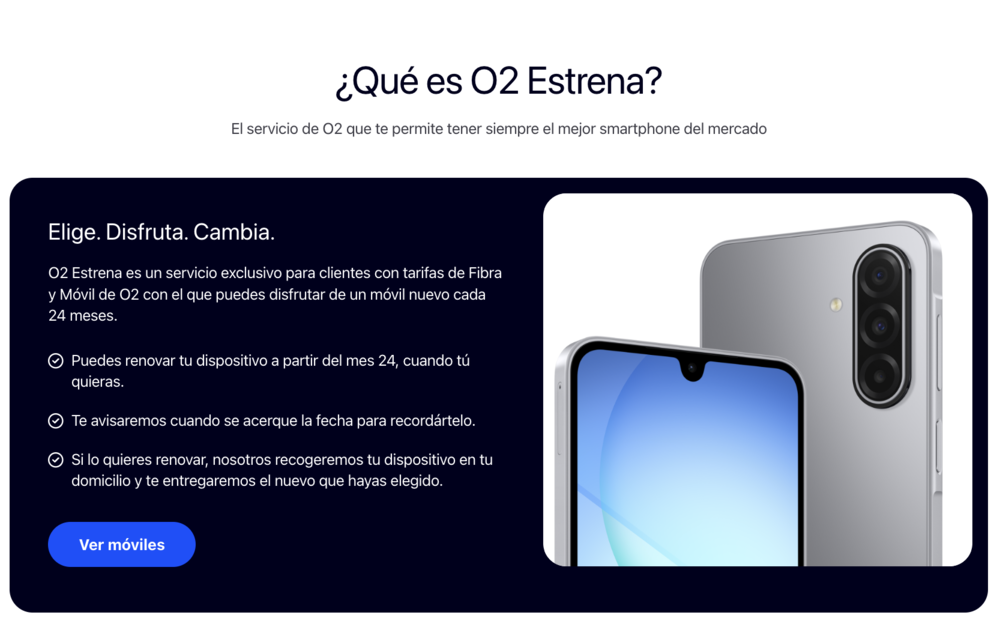 Interior de una tienda de O2 con clientes consultando dispositivos en mesas de madera y un dependiente atendiendo en el mostrador.