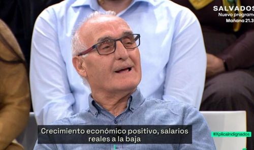 Hombre mayor con gafas interviniendo en un plató de televisión con subtítulos sobre economía.