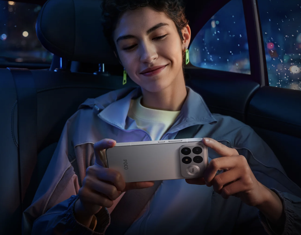 Mujer sujetando el Poco F9 Pro en posición horizontal dentro de un vehículo de noche.