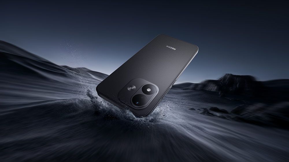 Teléfono Redmi Note 17 impactando contra una superficie de arena oscura en un entorno nocturno.