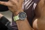 Reloj inteligente Garmin con correa verde en la muñeca de una persona durante un entrenamiento.