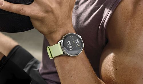 Reloj inteligente Garmin con correa verde en la muñeca de una persona durante un entrenamiento.