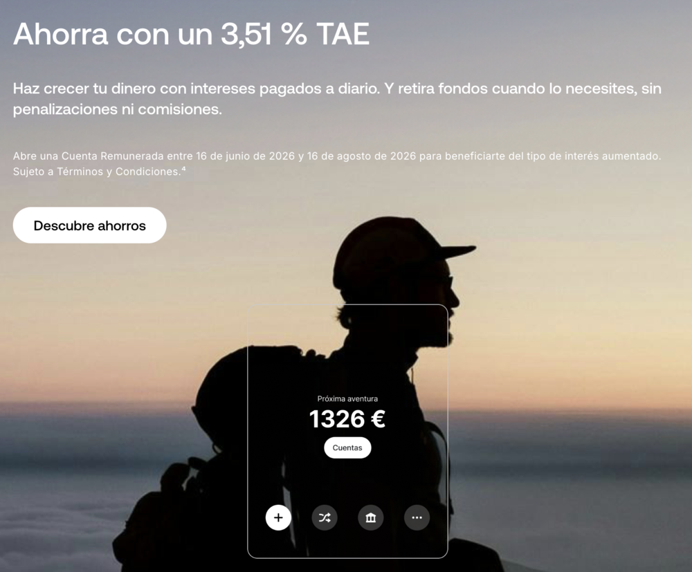 Interfaz de la aplicación Revolut mostrando una oferta de cuenta remunerada con interés TAE y saldo acumulado sobre una imagen de un viajero.
